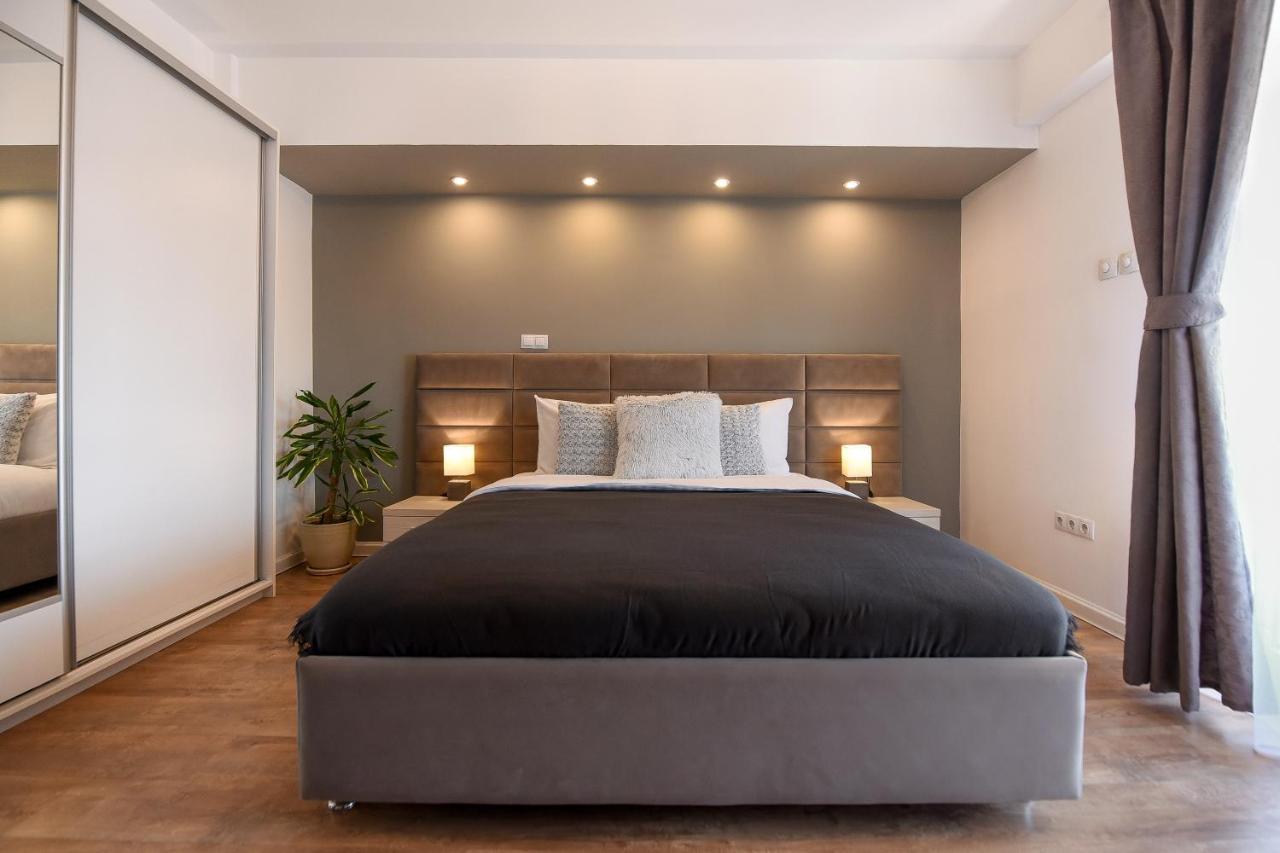 Chic Accommodation With Breathtaking Views Over Calea Victoriei - Your Central Heaven Bukarest Exterior foto